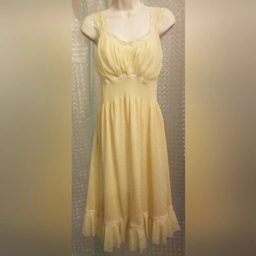 Beautiful Vintage Yellow Kayser Nightie Nightgown Size 34 Pinup Photography